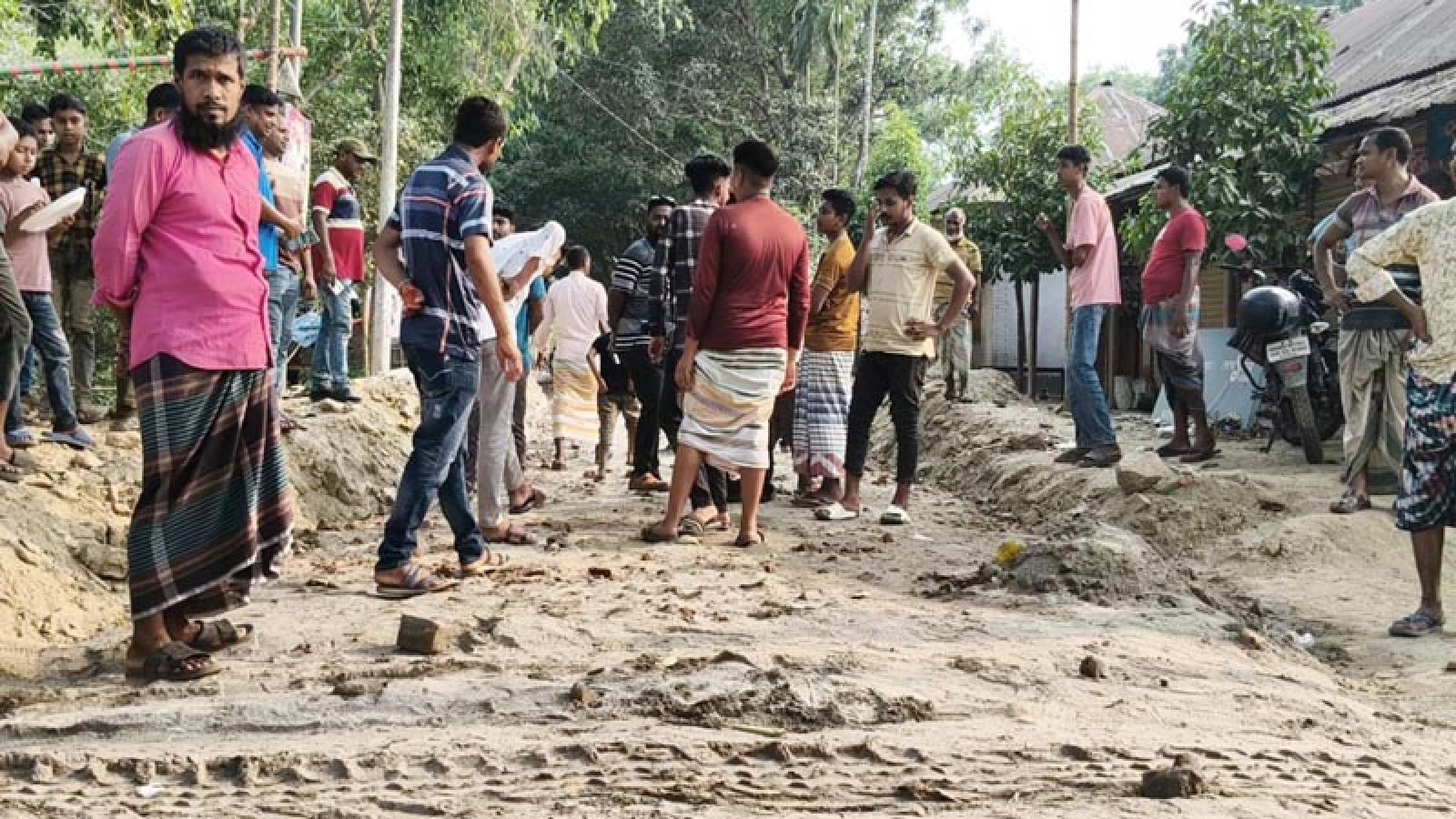 মান্দায় নিম্নমানের উপকরণে রাস্তা নির্মাণের অভিযোগ, কাজ বন্ধ