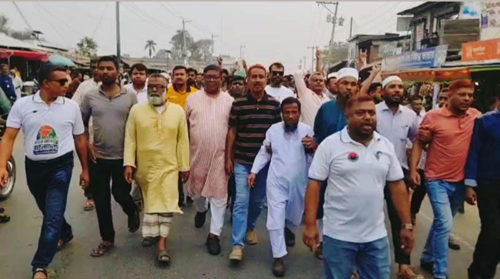কেশরহাটে বিএনপি নেতাকর্মীদের বাড়ি ভাঙচুরের প্রতিবাদে মিছিলপথ সভা