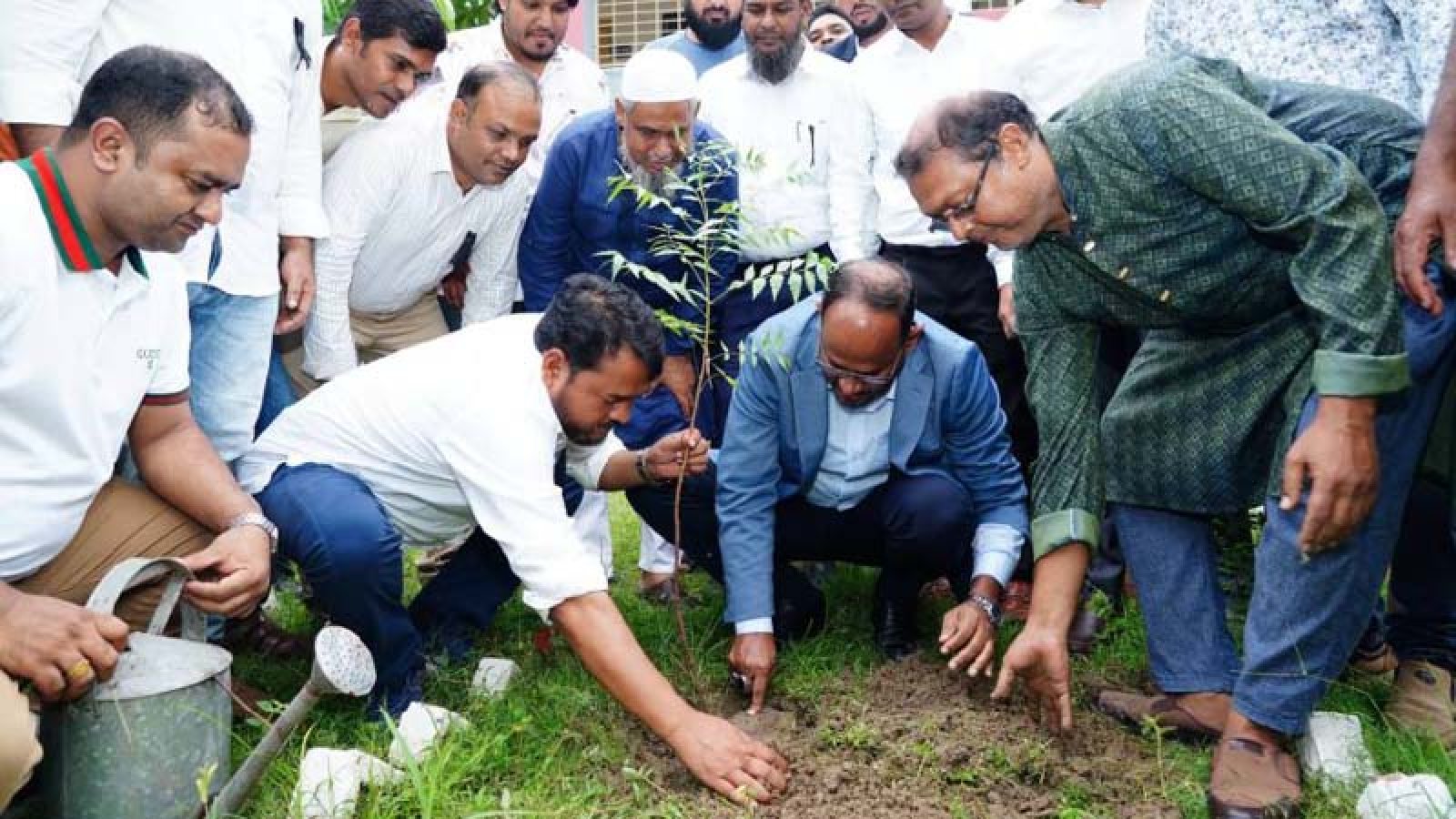 পবা উপজেলা পরিষদ চত্বরে নিম গাছের চারা রোপণ করলেন প্রতিমন্ত্রী