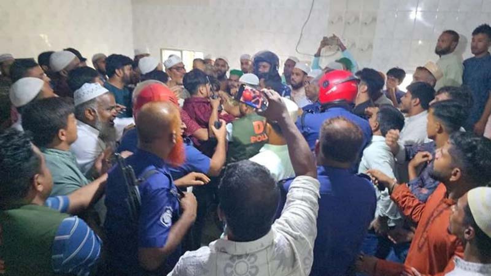 জামায়াতের এমপির ইমামতি ঘিরে বিএনপি-জামায়াত হাতাহাতি