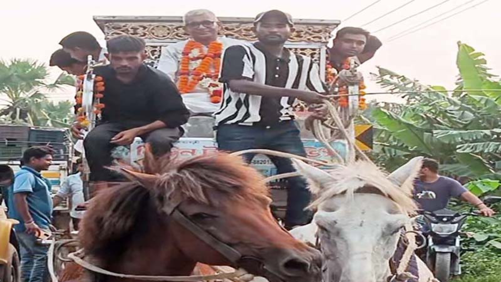 বদলগাছী ফুলে মোড়ানো ঘোড়ার গাড়িতে প্রধান শিক্ষকের বিদায়
