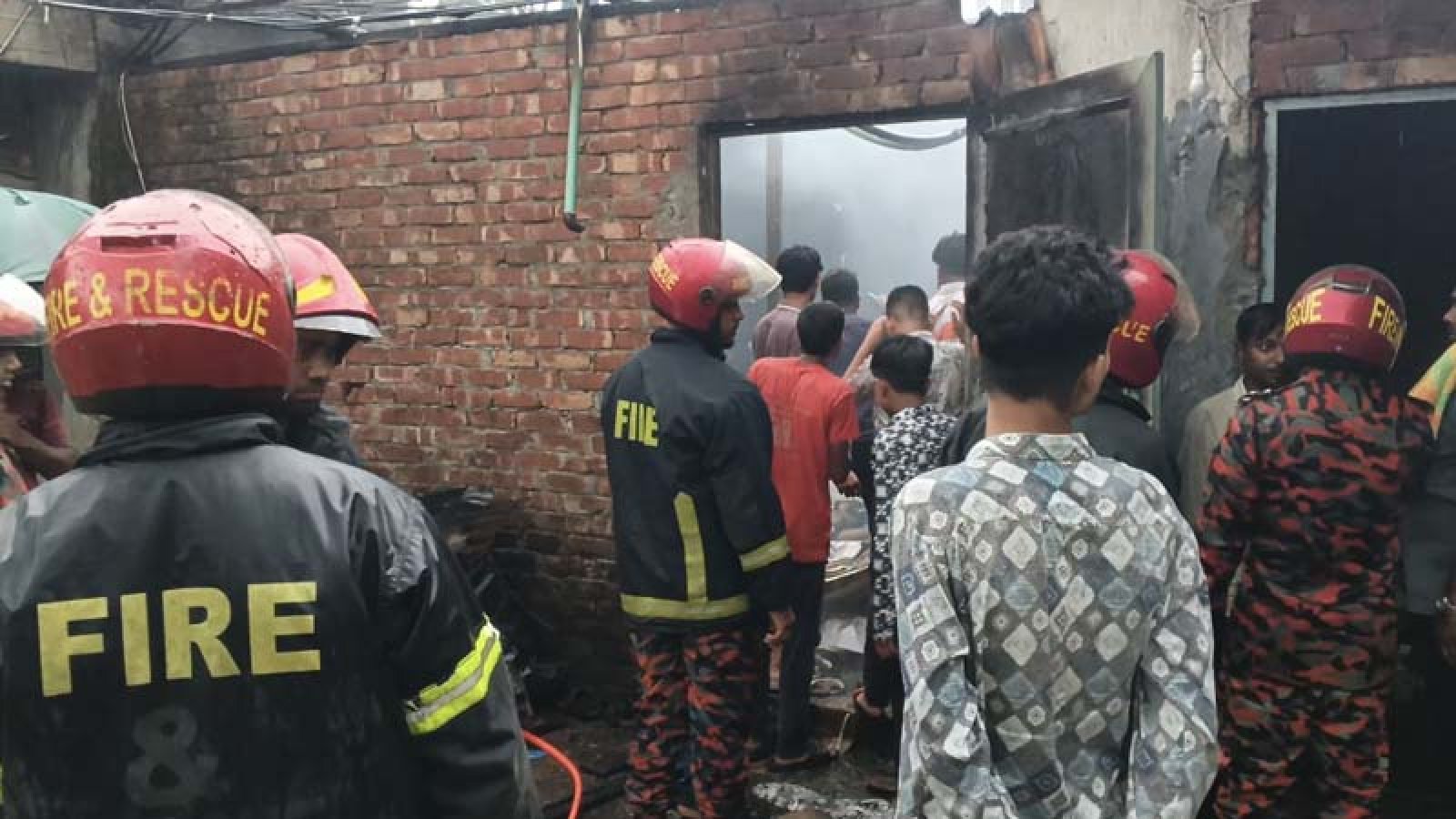 বগুড়ার শেরপুর প্লাজা মার্কেটে আগুন, দেবদূত ইলেকট্রনিক্সের গোডাউন পুড়ে ছাই