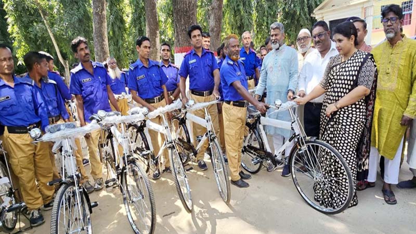 বদলগাছীতে ৬৩ গ্রাম পুলিশের হাতে নতুন বাইসাইকেল