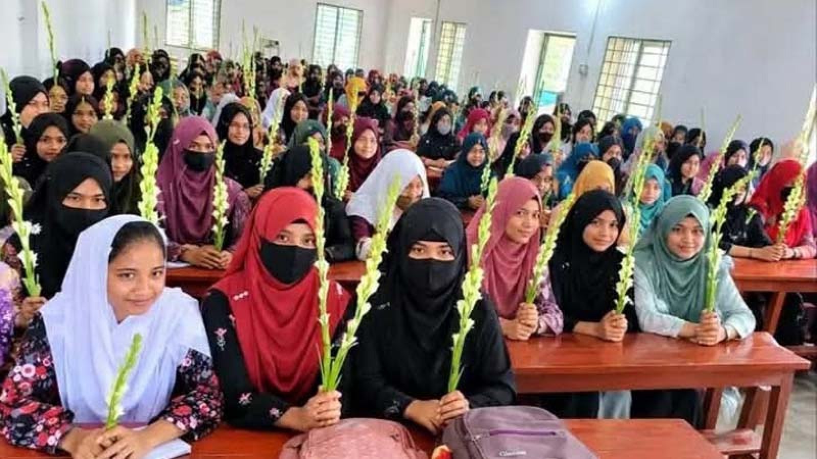 গুরুদাসপুরে নতুন প্রত্যয়ে মহিলা কলেজে নবীনবরণ