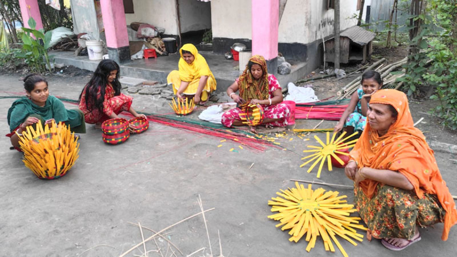 বাঁশের দামে ভাটা পড়েছে কুটির শিল্পে নারীদের ব্যস্ততা