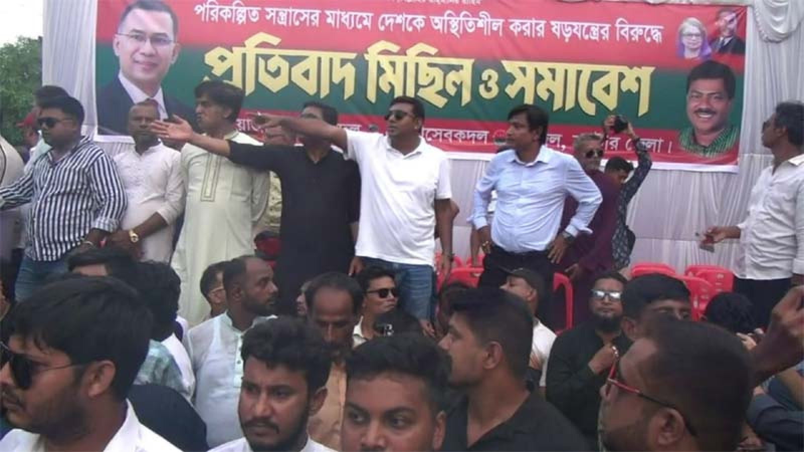 নিষিদ্ধ আওয়ামী লীগের বিরুদ্ধে নাটোরে যুবদল, স্বেচ্ছাসেবক দল ও ছাত্রদলের বিক্ষোভ