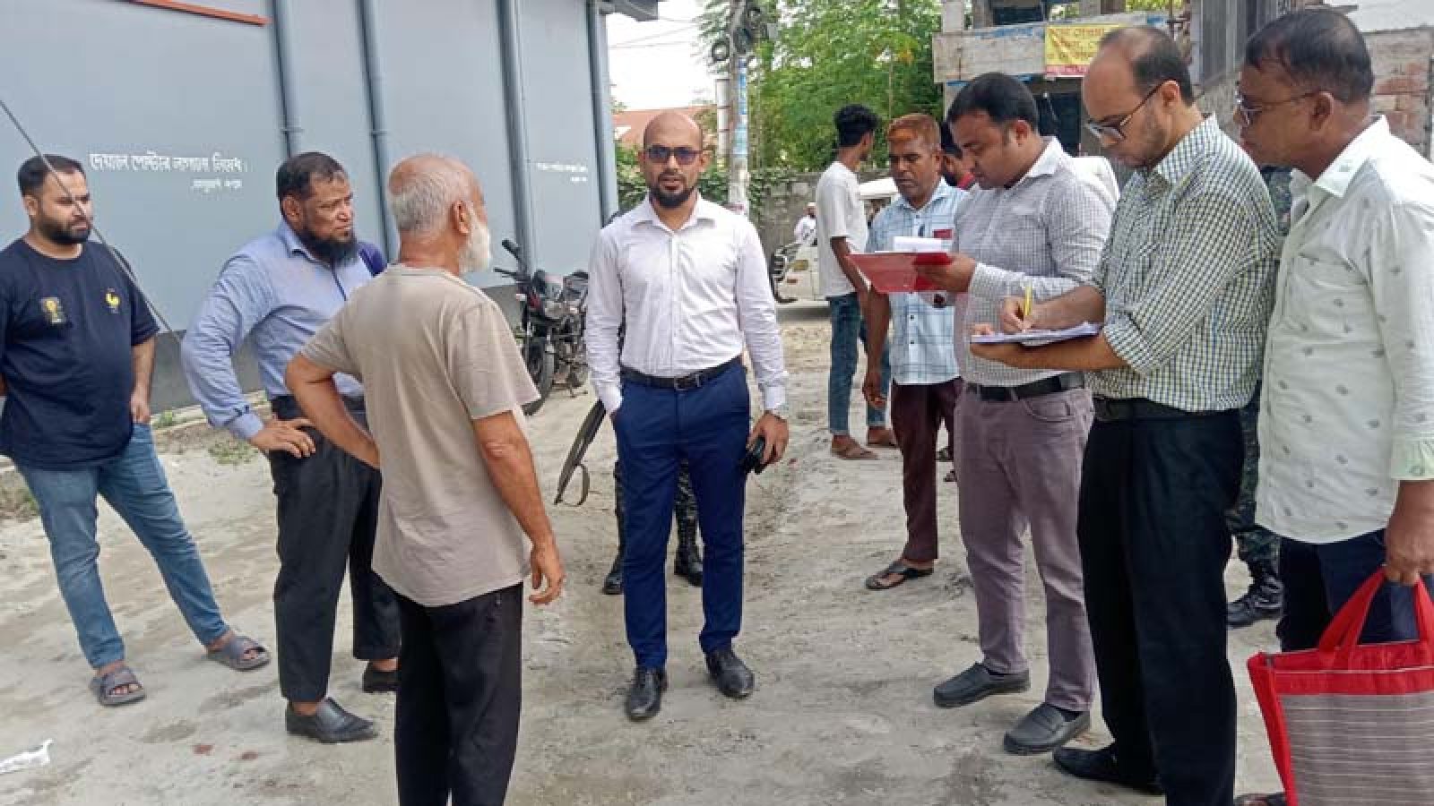 পুকুর ভরাট বন্ধে নাটোরে পরিবেশ অধিদপ্তরের অভিযান, ২০ হাজার টাকা জরিমানা