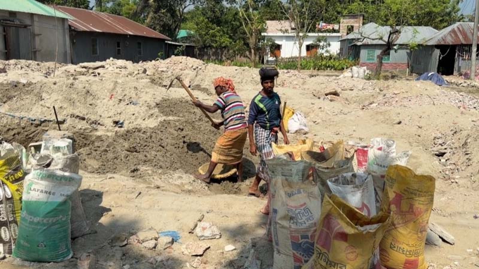 পাবনায় ধর্ষকের বাড়ি গুঁড়িয়ে দেয়ার পর মাটি নেয়া হচ্ছে, তৈরি হবে পুকুর