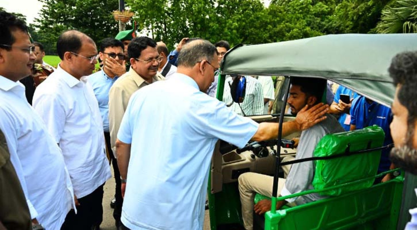 জুলাইযোদ্ধাদের সিএনজি-রিকশা উপহার দিলেন প্রধানমন্ত্রী