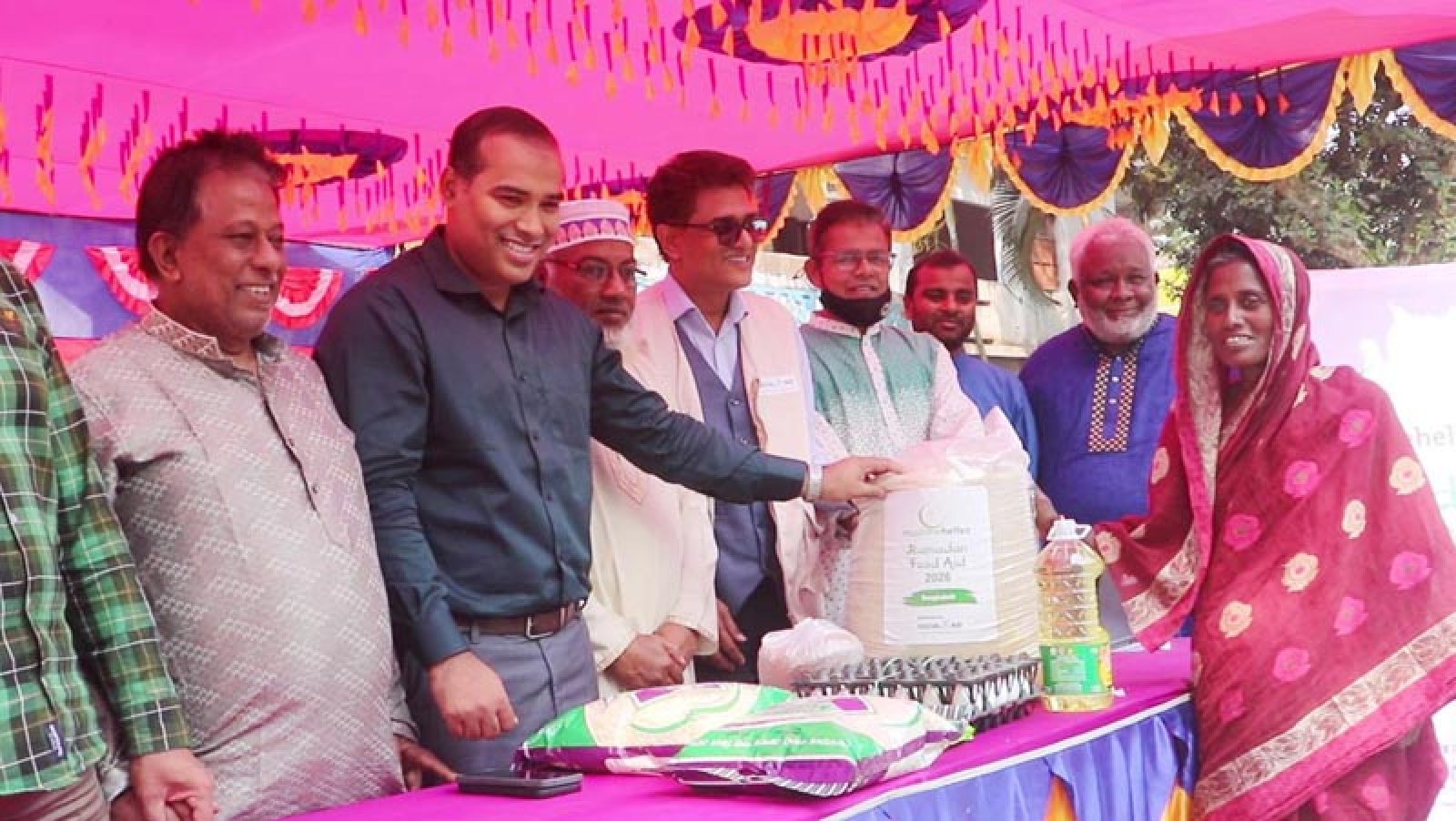 রাণীনগরে সুবিধাবঞ্চিত পরিবারের মাঝে খাদ্যসামগ্রী বিতরণ