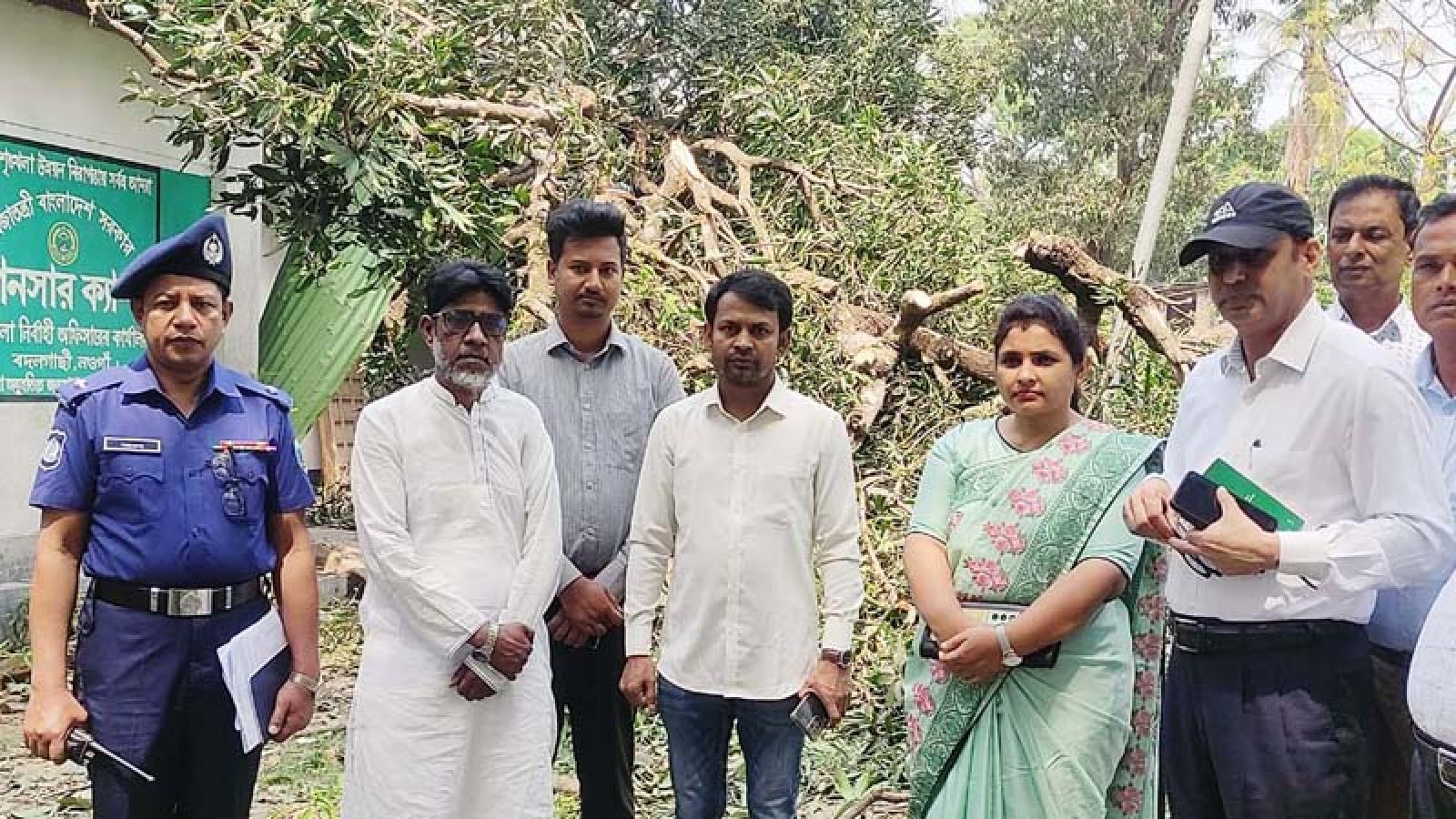 বদলগাছীতে অল্পের জন্য বাঁচল আনসার সদস্যরা