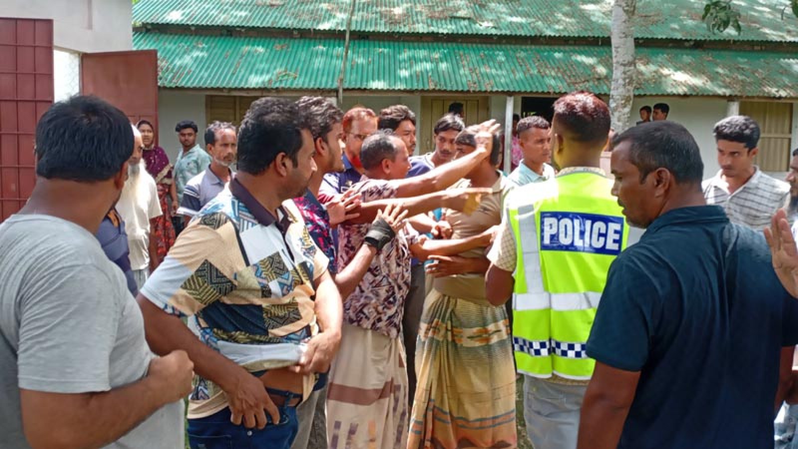 বাগমারার লাউপাড়া বালিকা বিদ্যালয়ের প্রধান শিক্ষক ও সভাপতির বিরুদ্ধে অভিযোগ করায় দু’পক্ষের মধ্যে হাতাহাতি