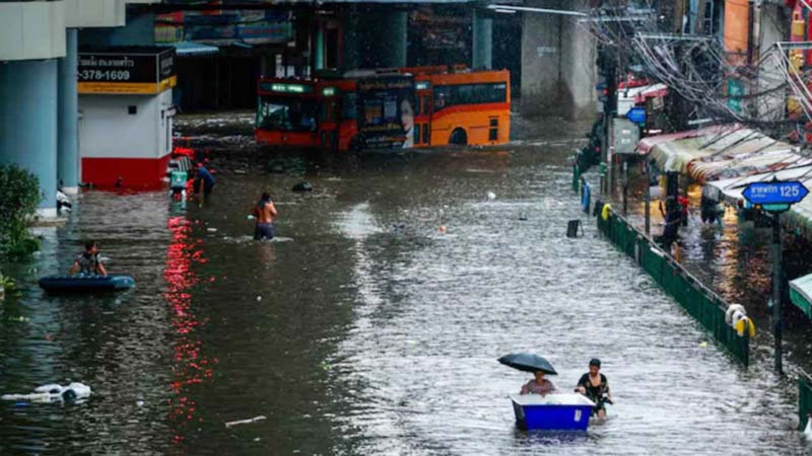 বন্যায় তলিয়েছে ব্যাংকক, জরুরি অবস্থা ঘোষণা