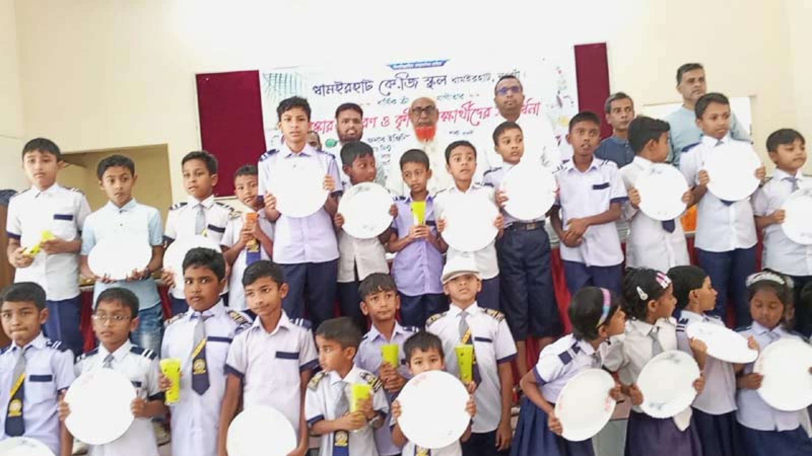 ধামইরহাট কেজি স্কুলের শিক্ষার্থীদের পুরস্কার বিতরণ