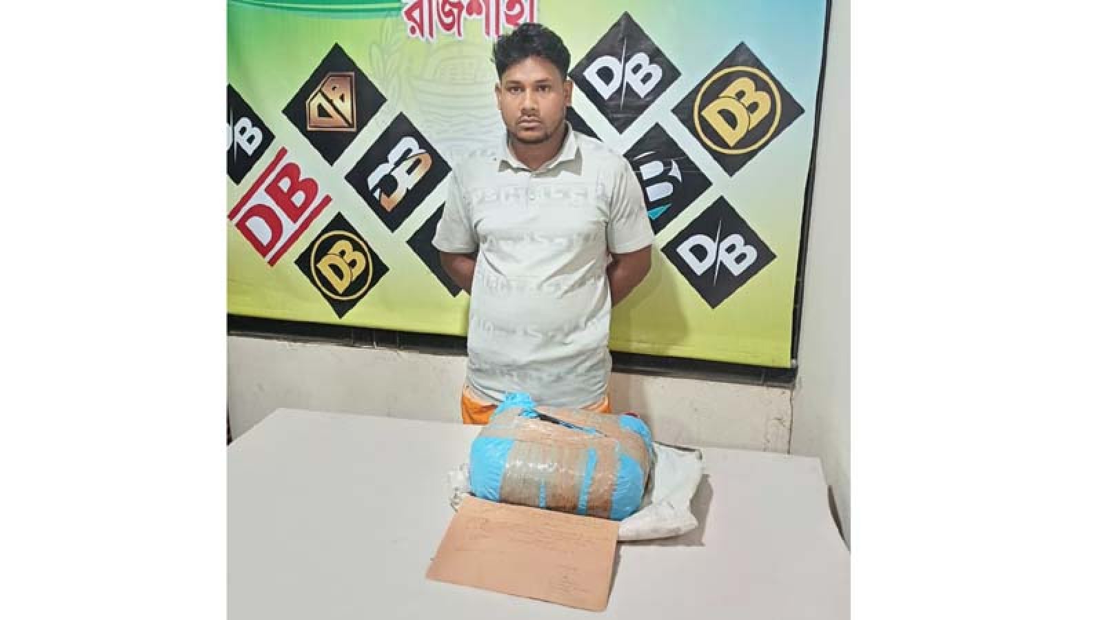 পুঠিয়ায় ৩ কেজি গাঁজাসহ যুবক গ্রেপ্তার