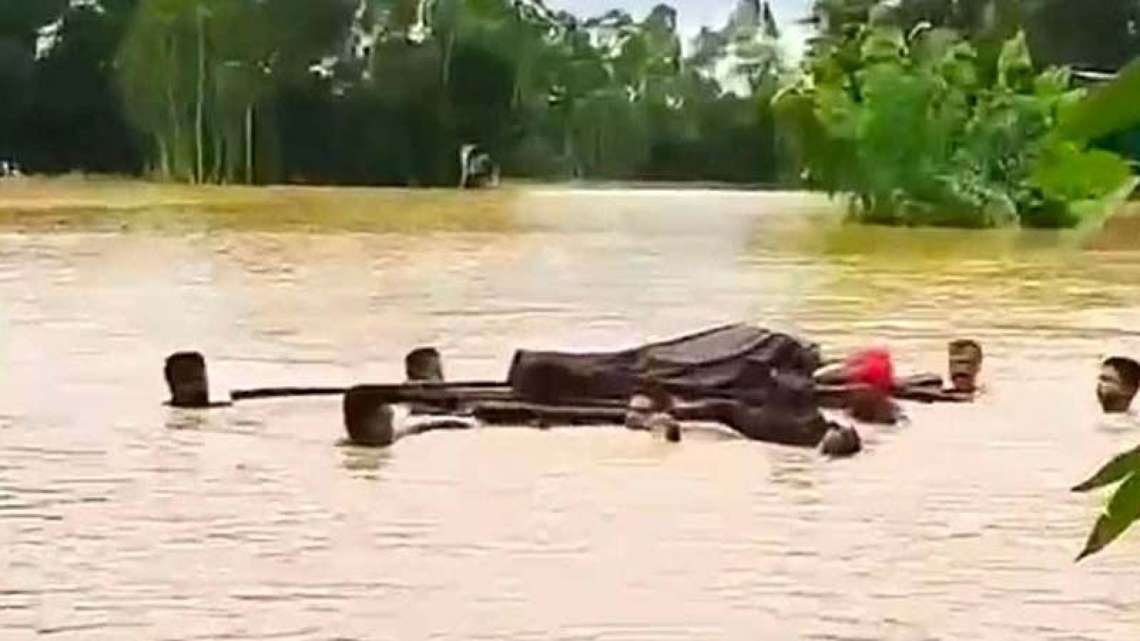 কবরস্থান ডুবেছে, ভেলায় ভাসিয়ে লাশ নেওয়া হলো উঁচু জায়গায়