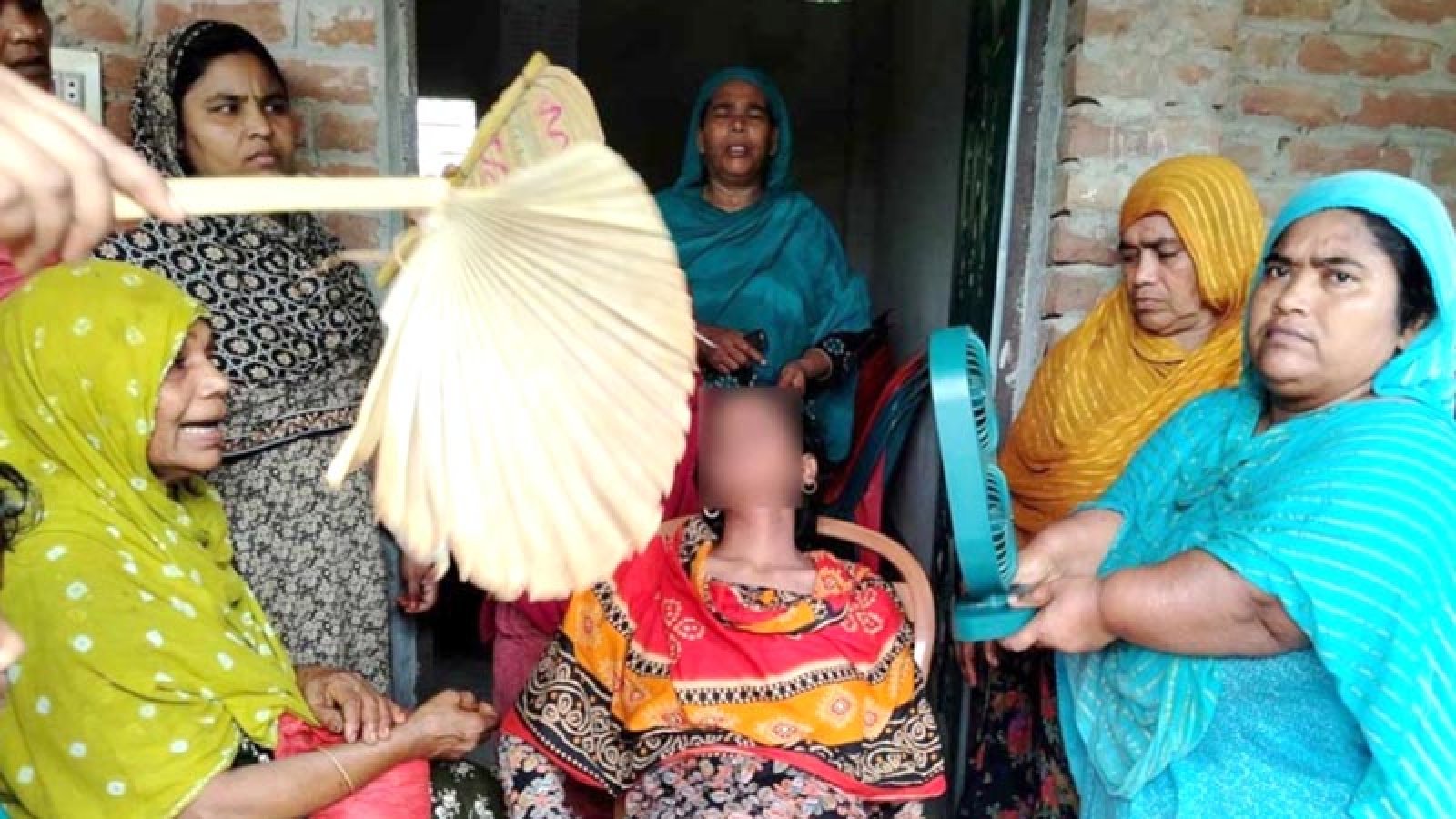 ঈশ্বরদীতে শিক্ষার্থীকে শাসন করায় ৩ শিক্ষিকাকে টেনে হিঁচড়ে রাস্তায় এনে মারধর, থানায় মামলা