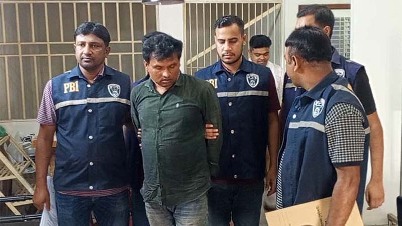 কুপিয়ে মায়ের মাথা বিচ্ছিন্ন, ১৭ ঘণ্টা পর ছেলে গ্রেপ্তার