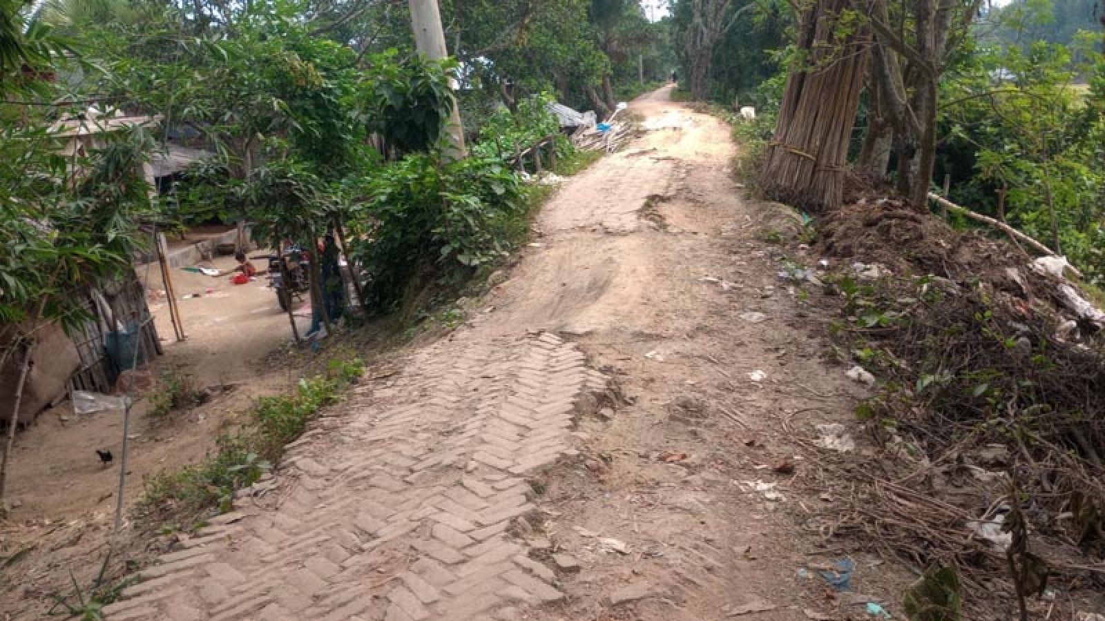 মান্দায় ১৪ কিলোমিটার সড়কে দুর্ভোগ, পাকাকরণের দাবি