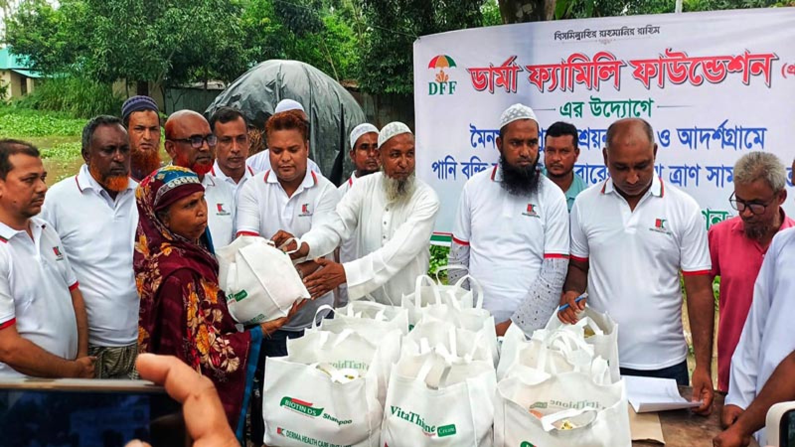 মান্দায় পানিবন্দি ২৫০ পরিবারের পাশে 'ডার্মা ফ্যামিলি ফাউন্ডেশন'