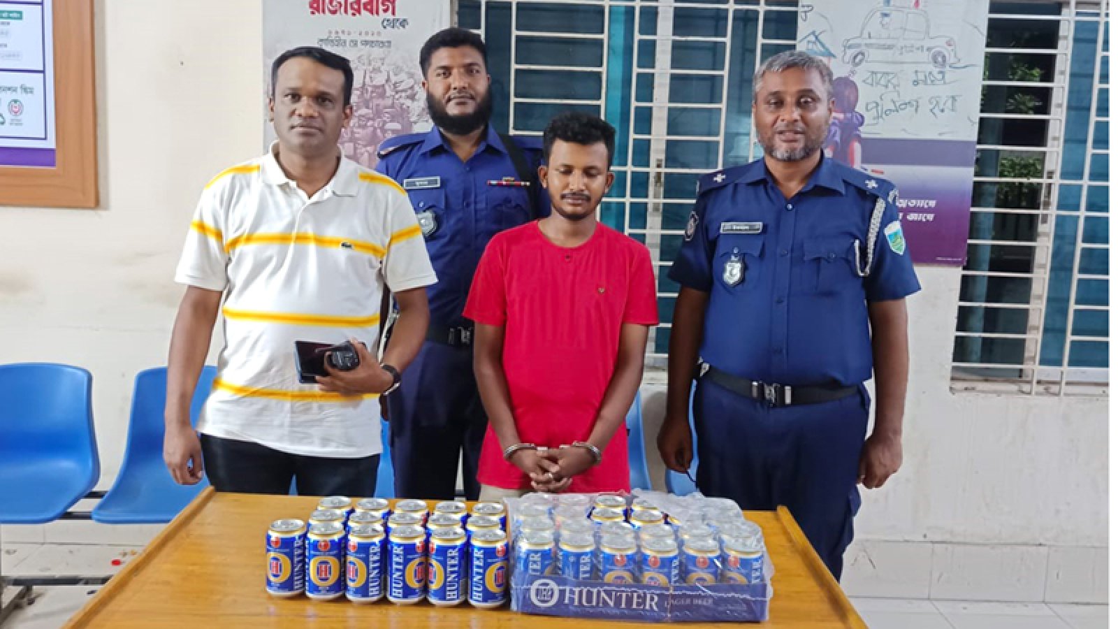 রূপপুর গোল চত্বরে ৪০ বোতল বিয়ারসহ যুবক আটক