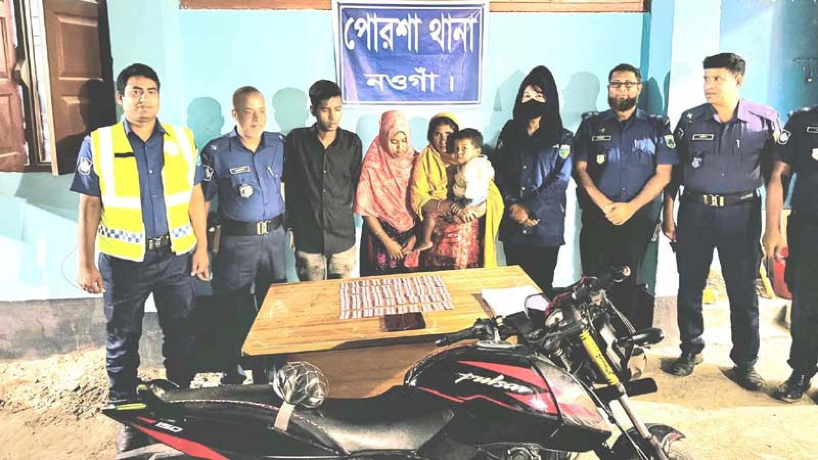 পোরশায় মাদকসহ একই পরিবারের তিন সদস্য আটক
