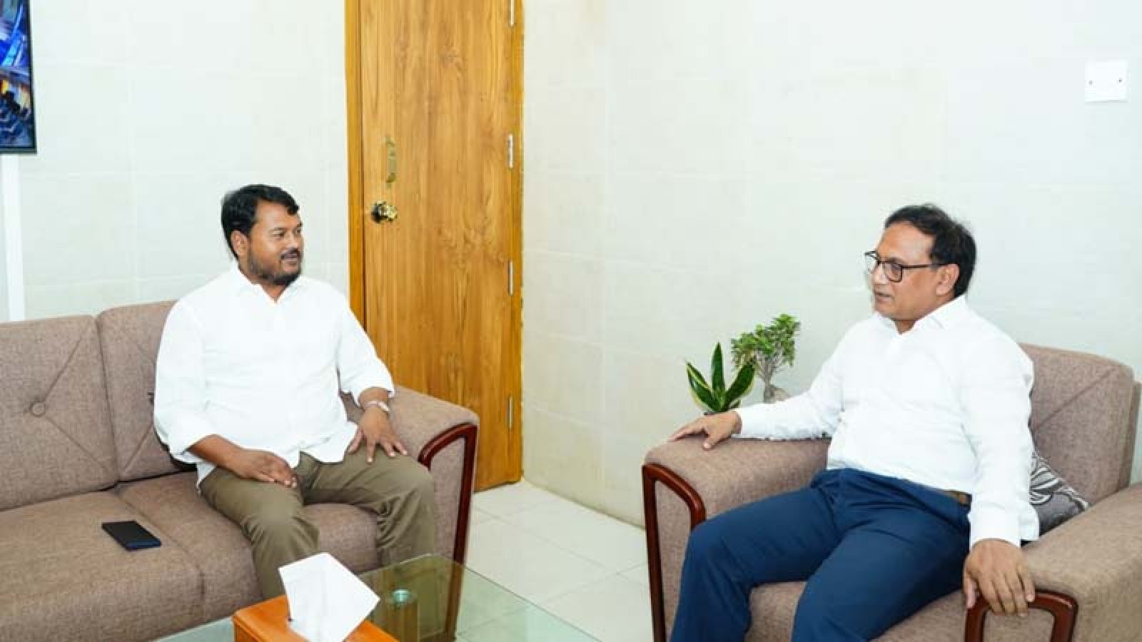 রাজশাহী বিভাগীয় কমিশনারের সাথে রাসিক প্রশাসকের সৌজন্য সাক্ষাৎ