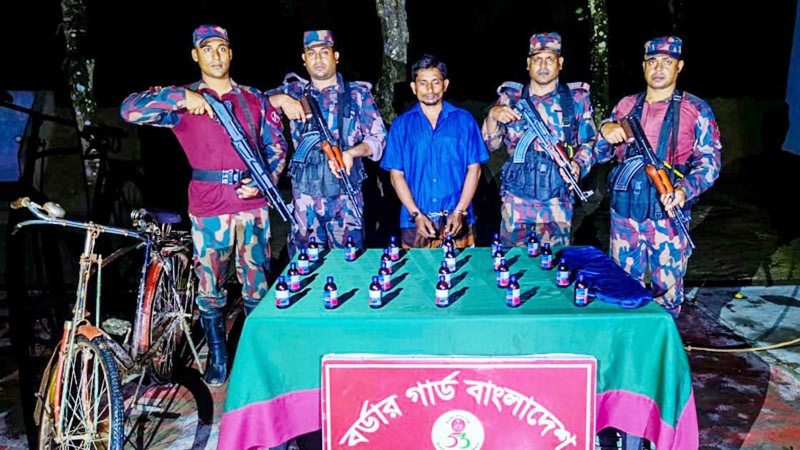 শিবগঞ্জ সীমান্তে পৃথক অভিযানে ফেন্সিডিল ও বাইসাইকেলসহ ১ জন আটক