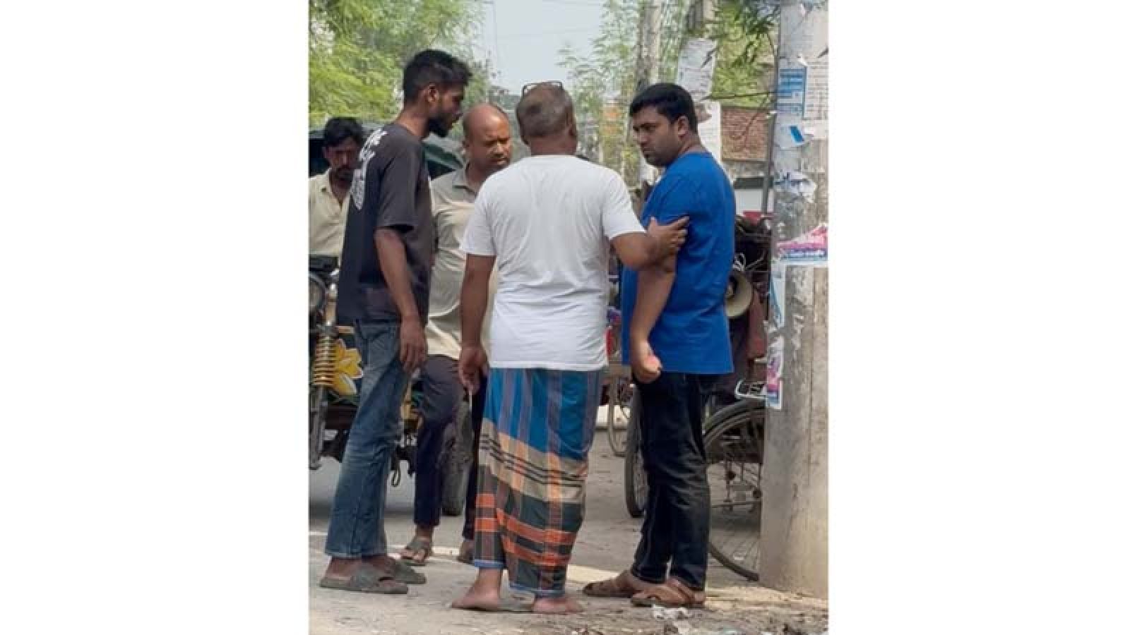 শিবগঞ্জে পরিচ্ছন্নতাকর্মীদের ওপর হামলা, পৌরসভার গাড়ি ভাঙচুরের অভিযোগ