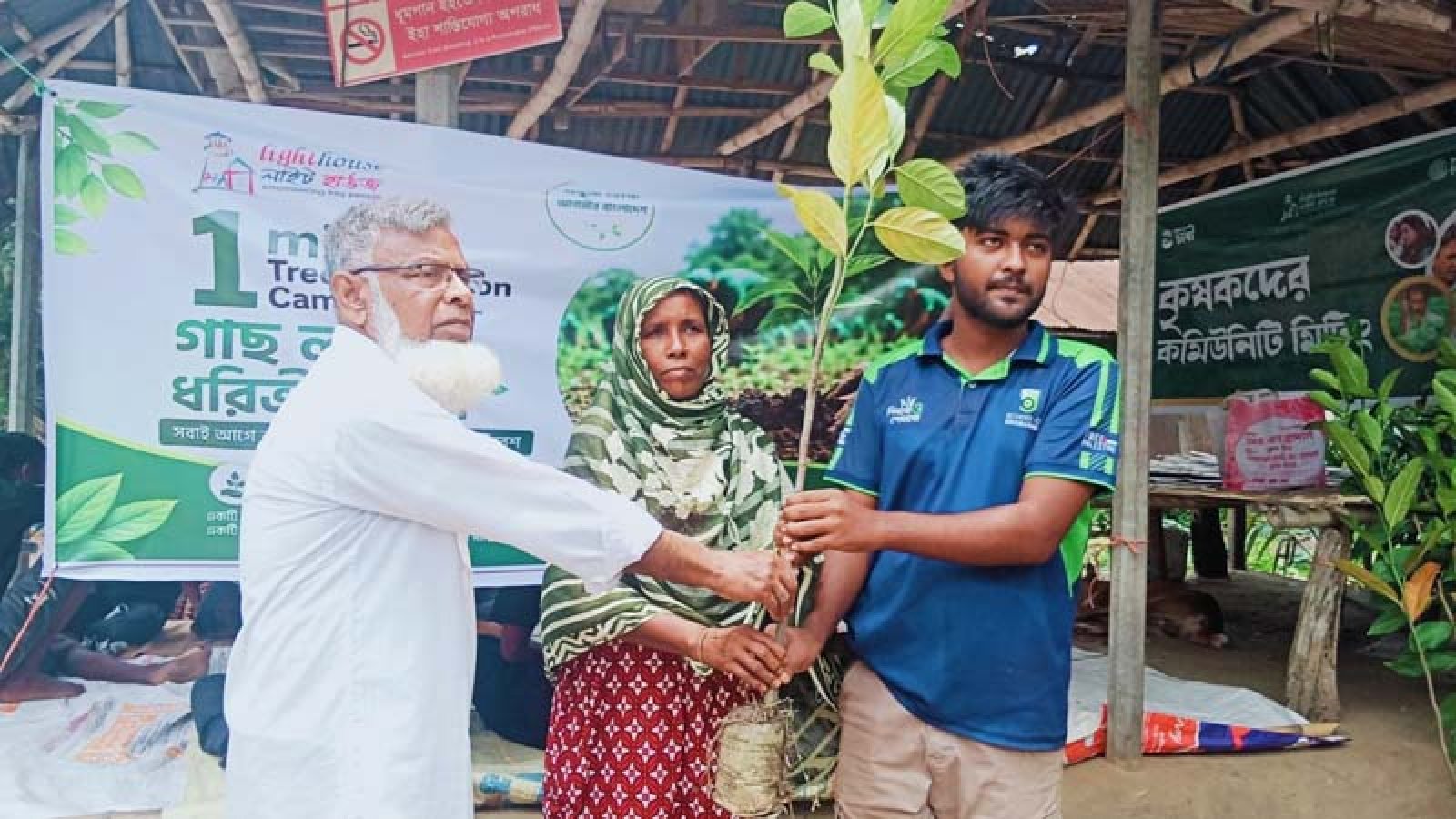 সিংড়ায় কৃষকদের মাঝে গাছের চারা বিতরণ