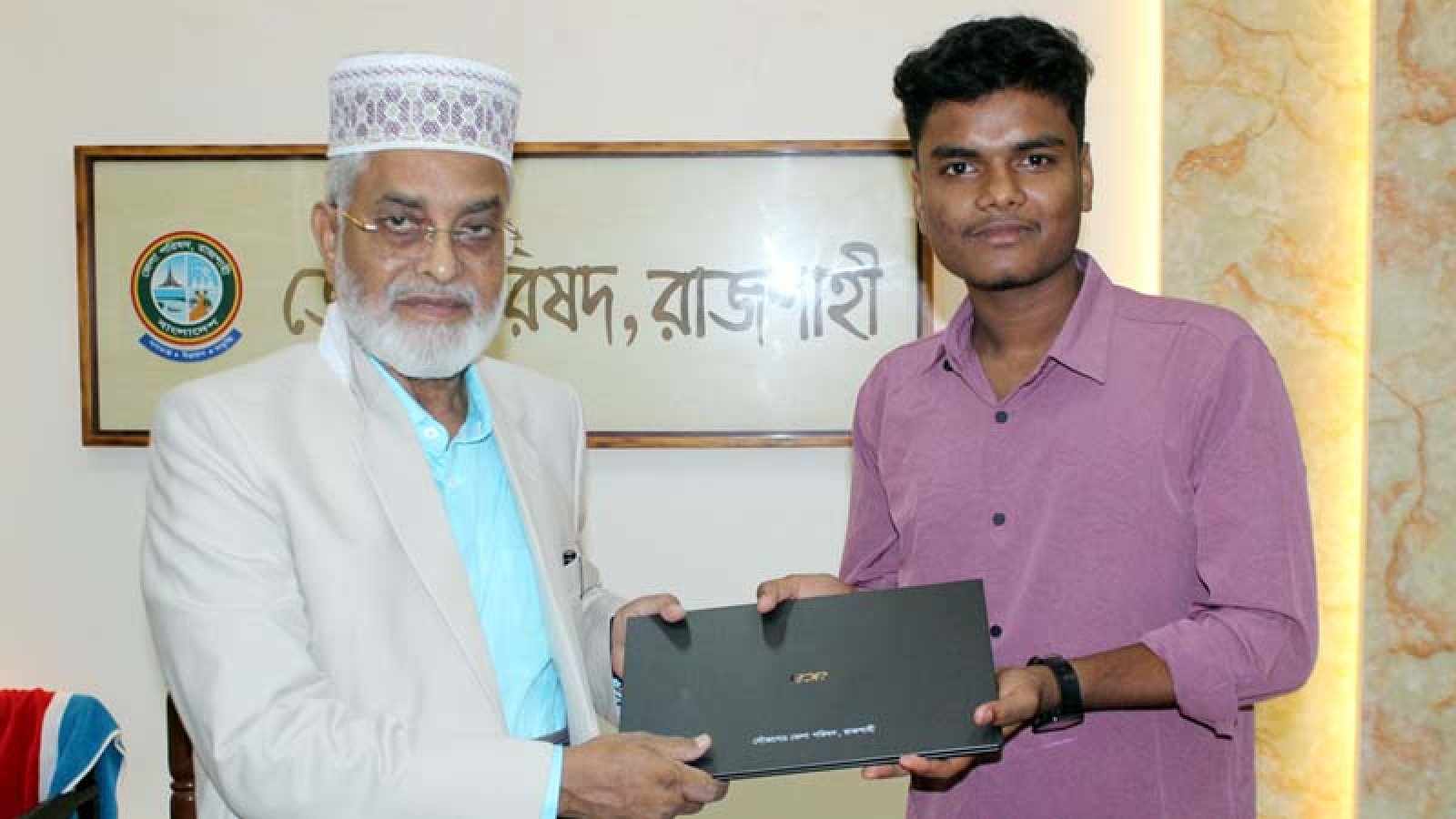 মেধাবী শিক্ষার্থীর হাতে ল্যাপটপ তুলে দিলেন জেলা পরিষদ প্রশাসক ঈশা