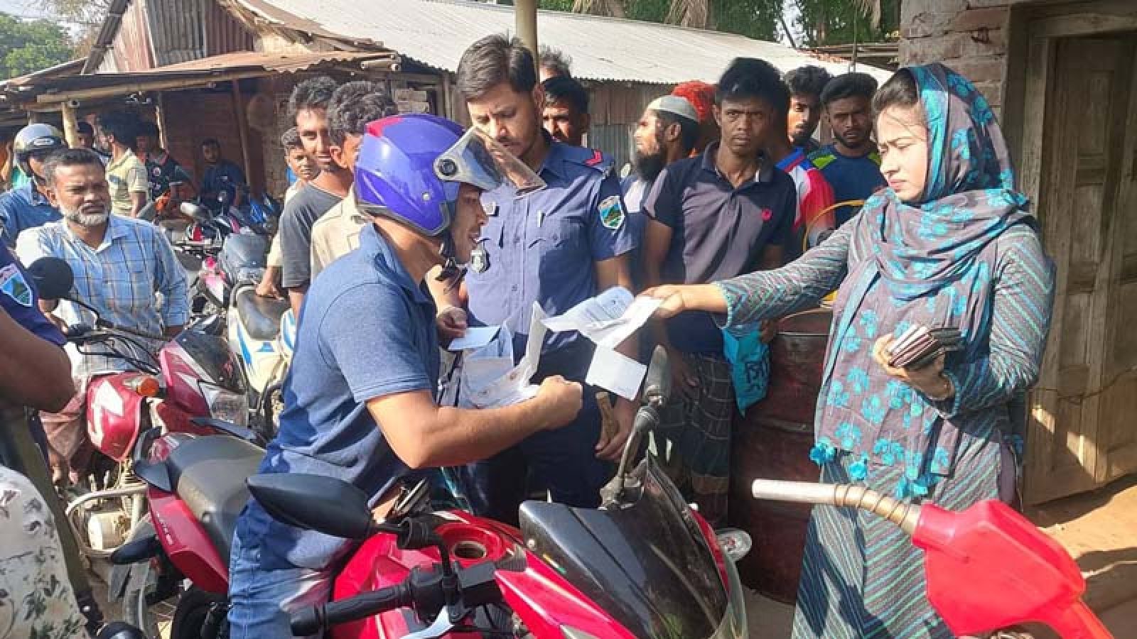 দুর্গাপুরে গোপনে অধিক মূল্যে পেট্রোল বিক্রির দায়ে ৩০ হাজার টাকা অর্থদণ্ড