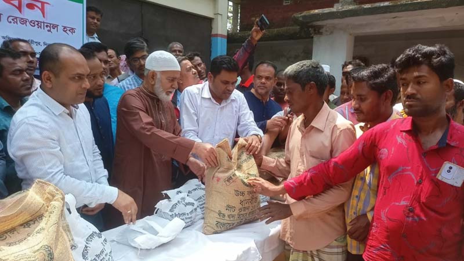 পার্বতীপুরে বিনামূল্যে সার ও পাটবীজ বিতরণ কার্যক্রমের উদ্বোধন