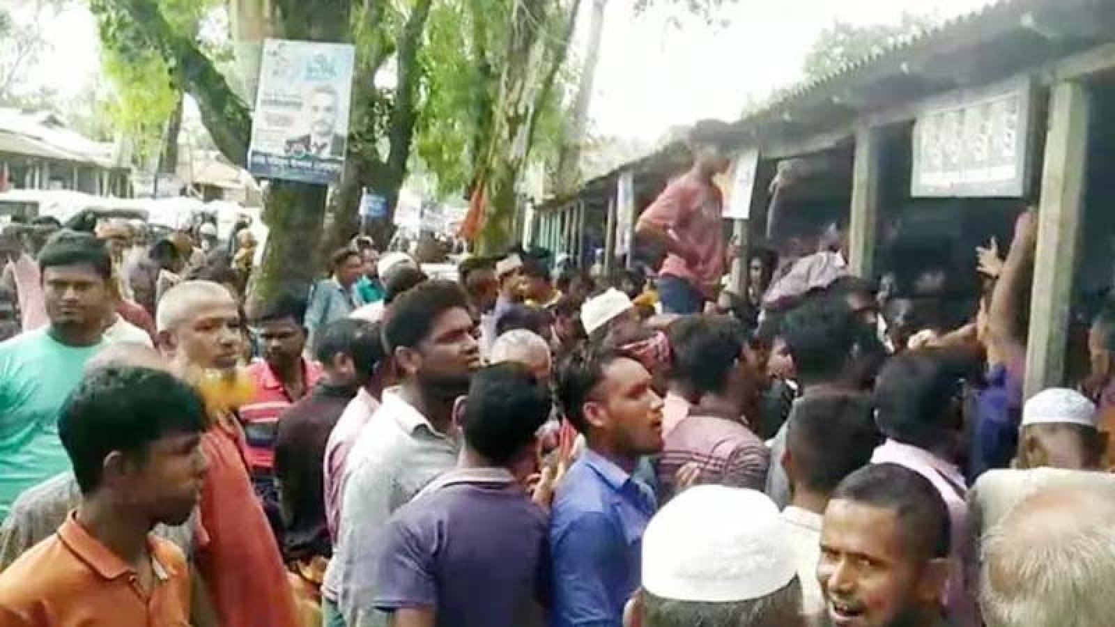 সার না পেয়ে কৃষকদের হট্টগোল, ভাঙচুর