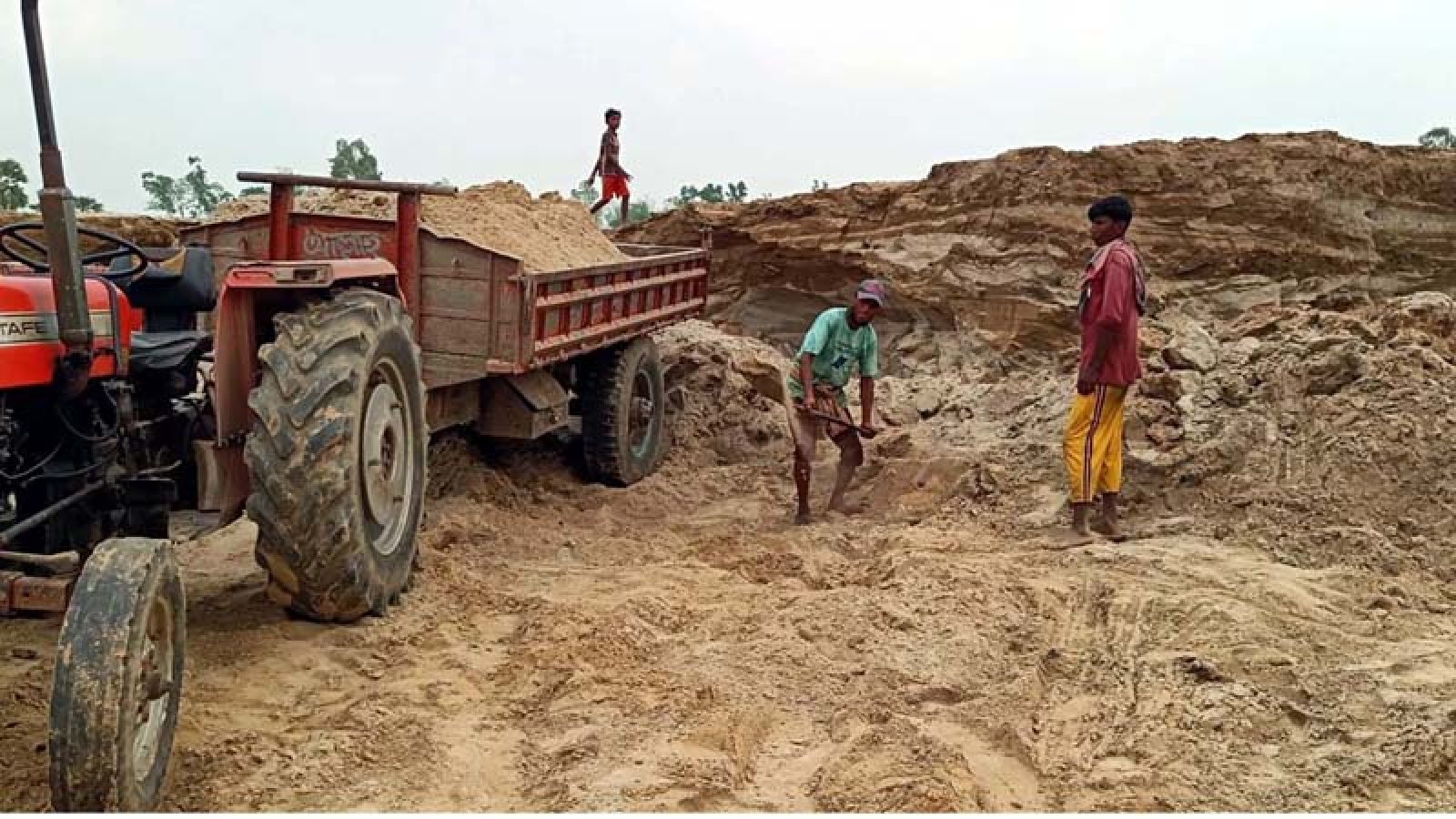 নওগাঁয় ছোট যমুনায় অবৈধ বালু উত্তোলন, হুমকিতে দুটি আশ্রয়ণ প্রকল্প ও ফসলি জমি