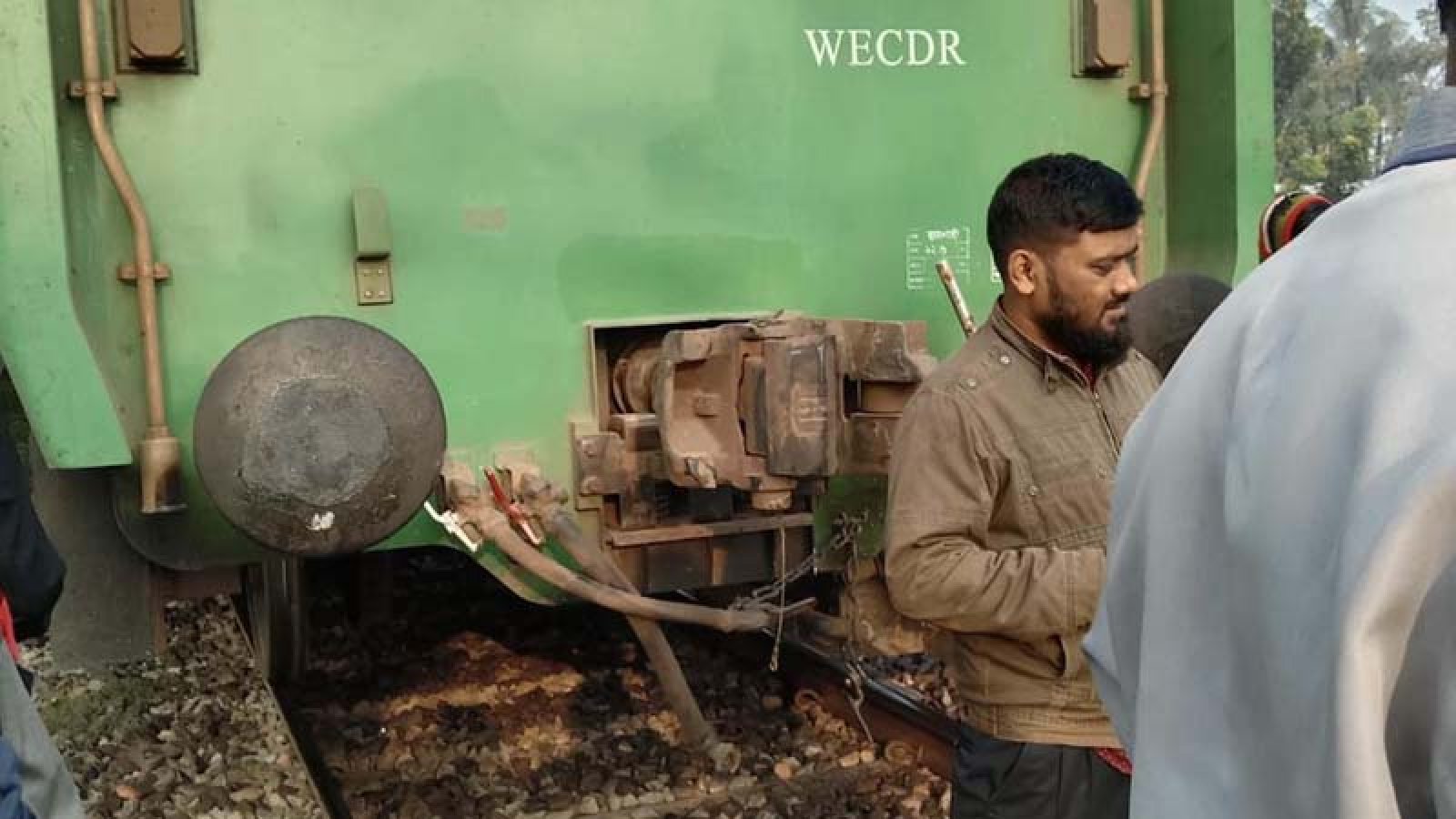 বগি রেখেই দুই কিলোমিটার গেল সিল্কসিটি এক্সপ্রেস
