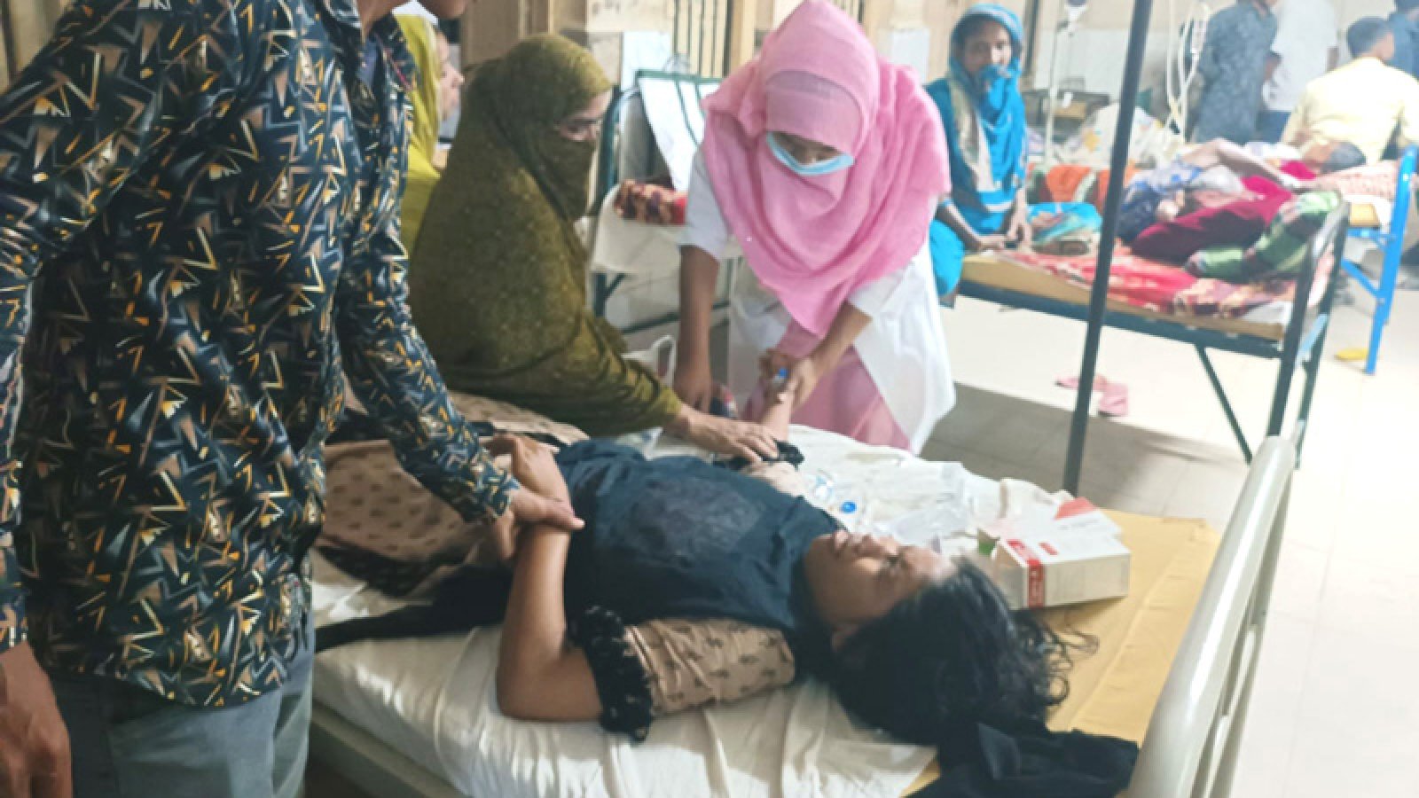 ঈশ্বরদীতে ইফতার খেয়ে শতাধিক শ্রমিক অসুস্থ, স্বাস্থ্য কমপ্লেক্সে ভর্তি ৩৫