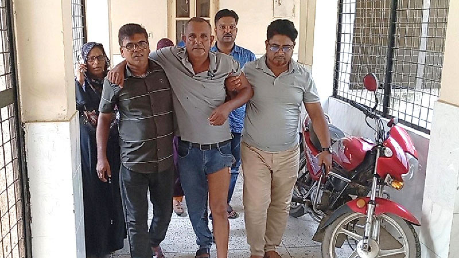 ঈশ্বরদীতে বিএনপি নেতা ইউপি চেয়ারম্যানকে কুপিয়ে জখম