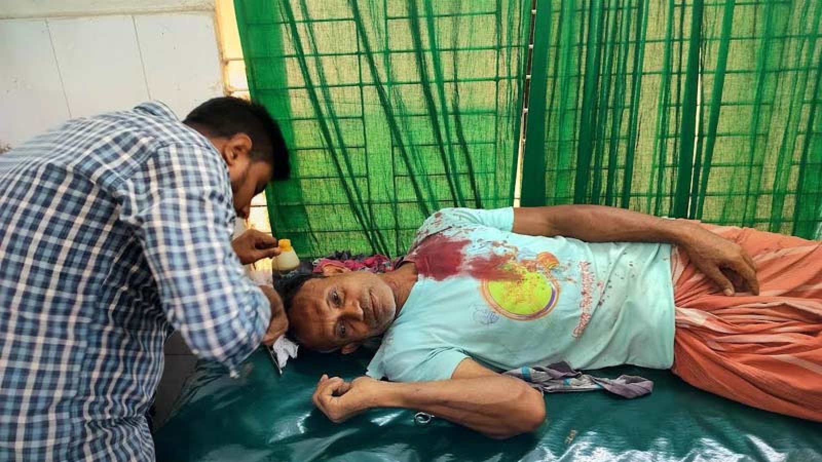 মান্দায় গোবর ফেলা নিয়ে প্রতিবেশীর হামলায় একজন আহত