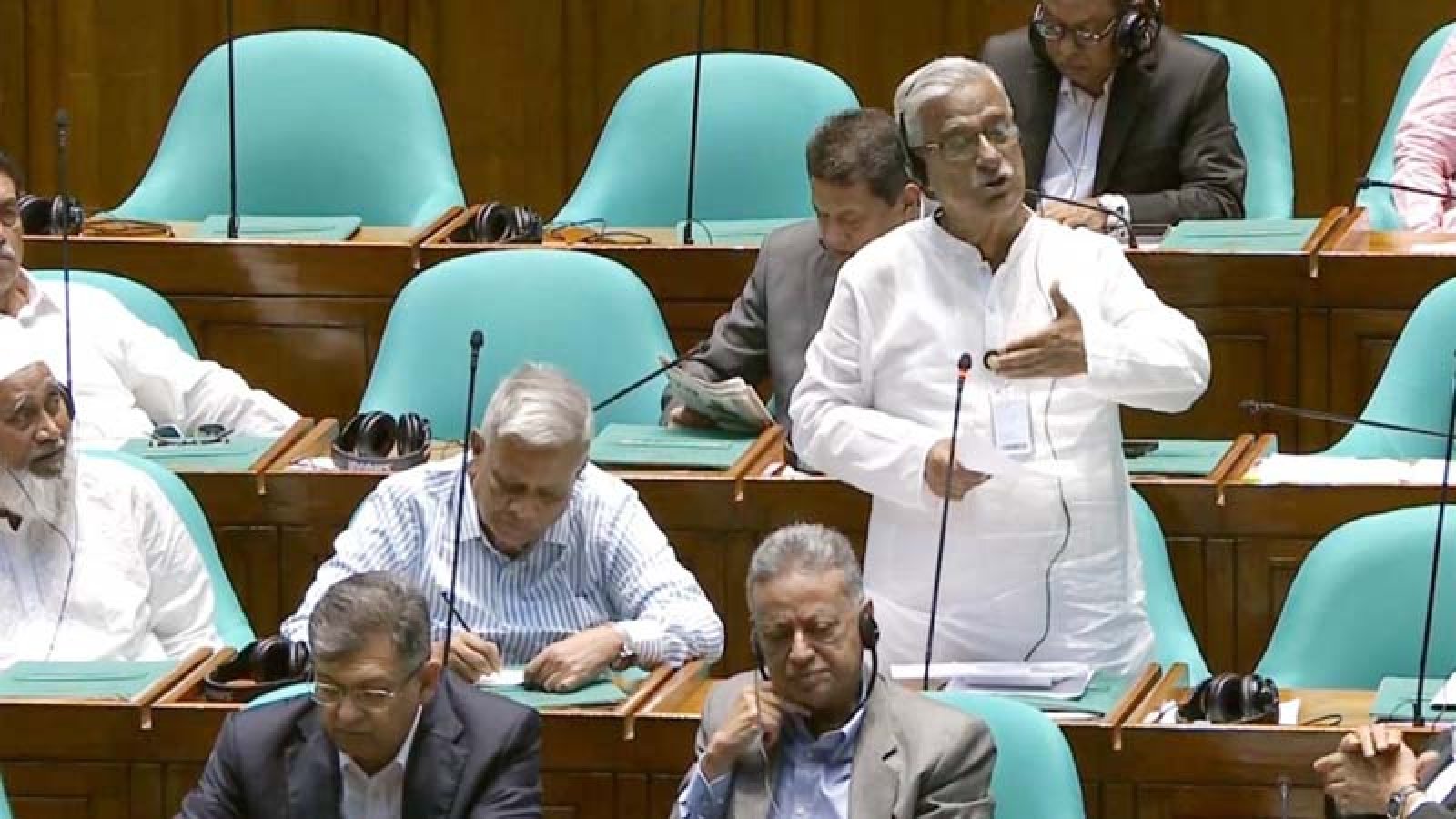 ৭১ সালে কোথায় ছিলেন? বিরোধীদলকে জয়নুল আবদিন ফারুক