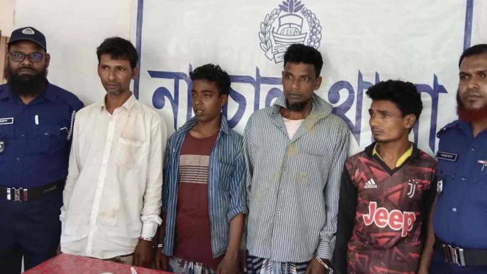 নাচোলে হেরোইন ও গাঁজাসহ ৪ মাদক কারবারি আটক