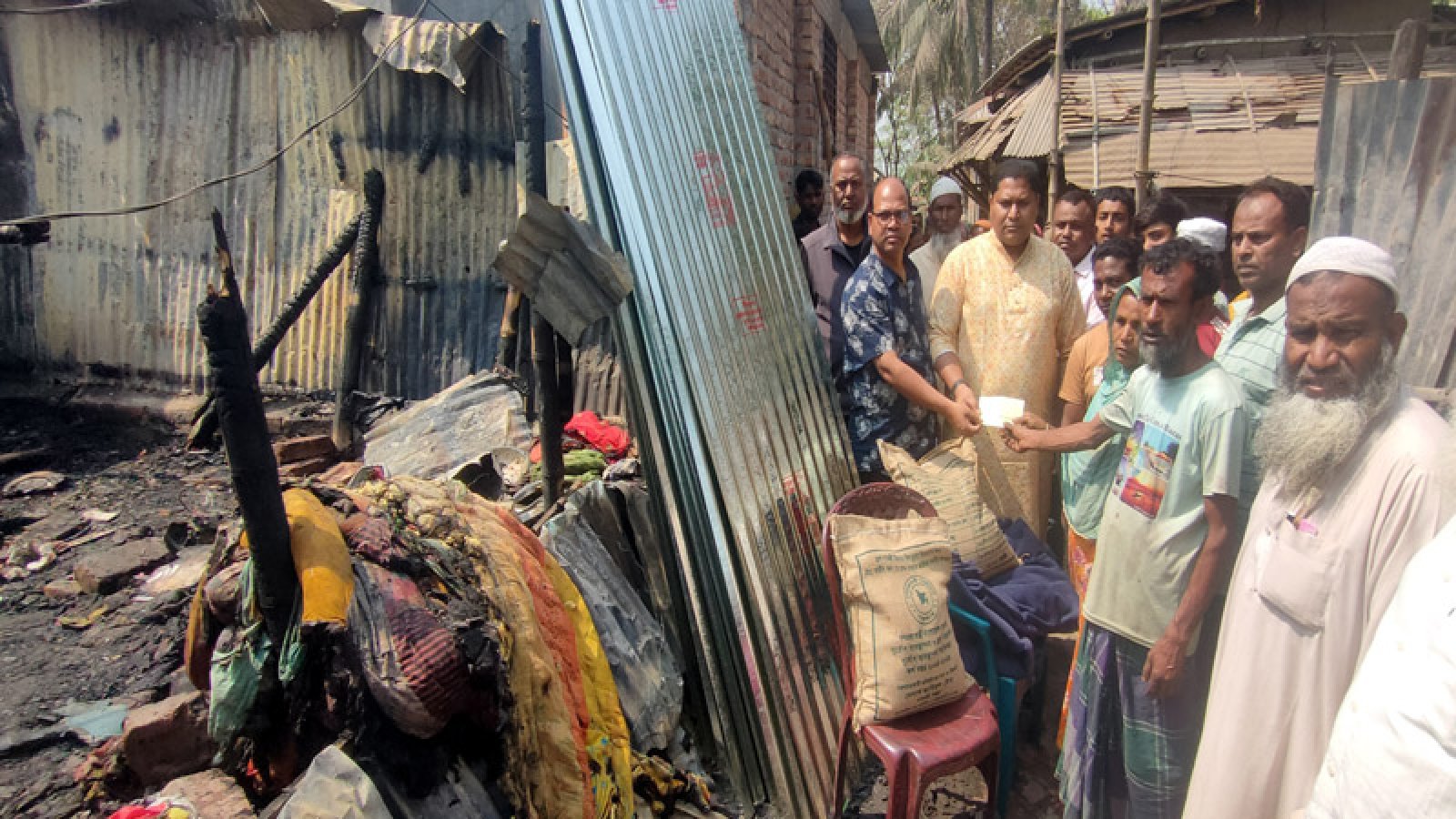 আগুনে সব হারানো নওগাঁর ভূমিহীন দিনমজুর সাজ্জাদ পেলো সরকারি সহায়তা