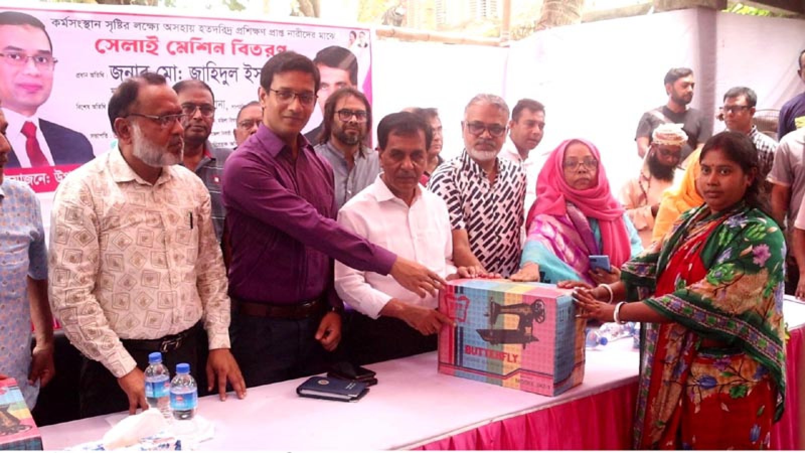 নওগাঁয় নারীদের মাঝে সেলাই মেশিন বিতরণ