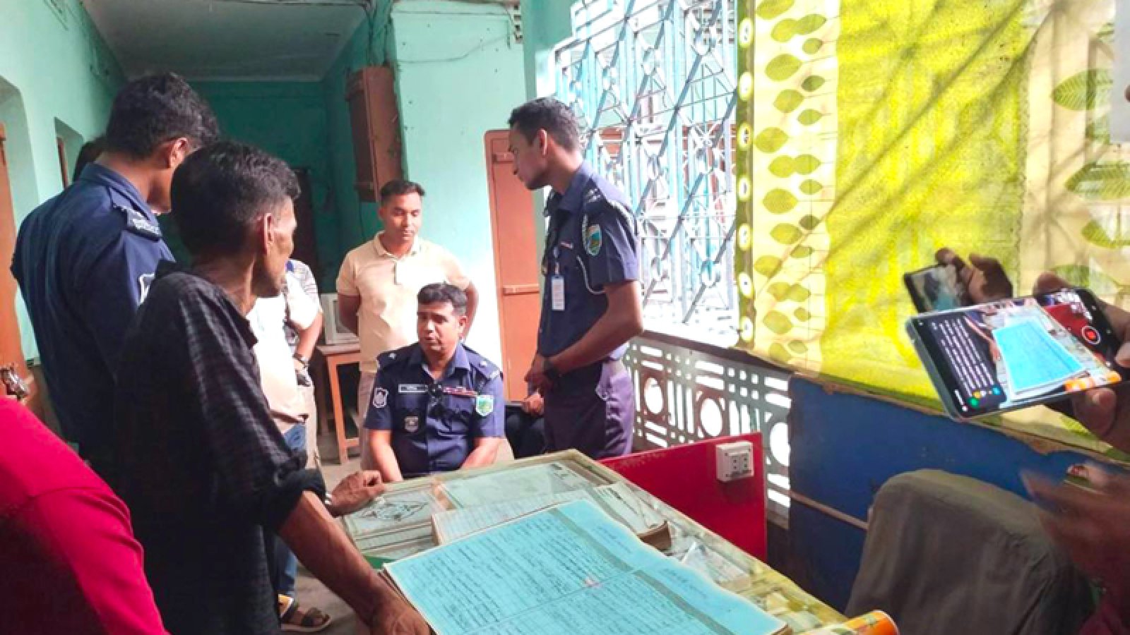 পাবনায় আবাসিক হোটেলে অজ্ঞাত নারীর গলাকাটা লাশ
