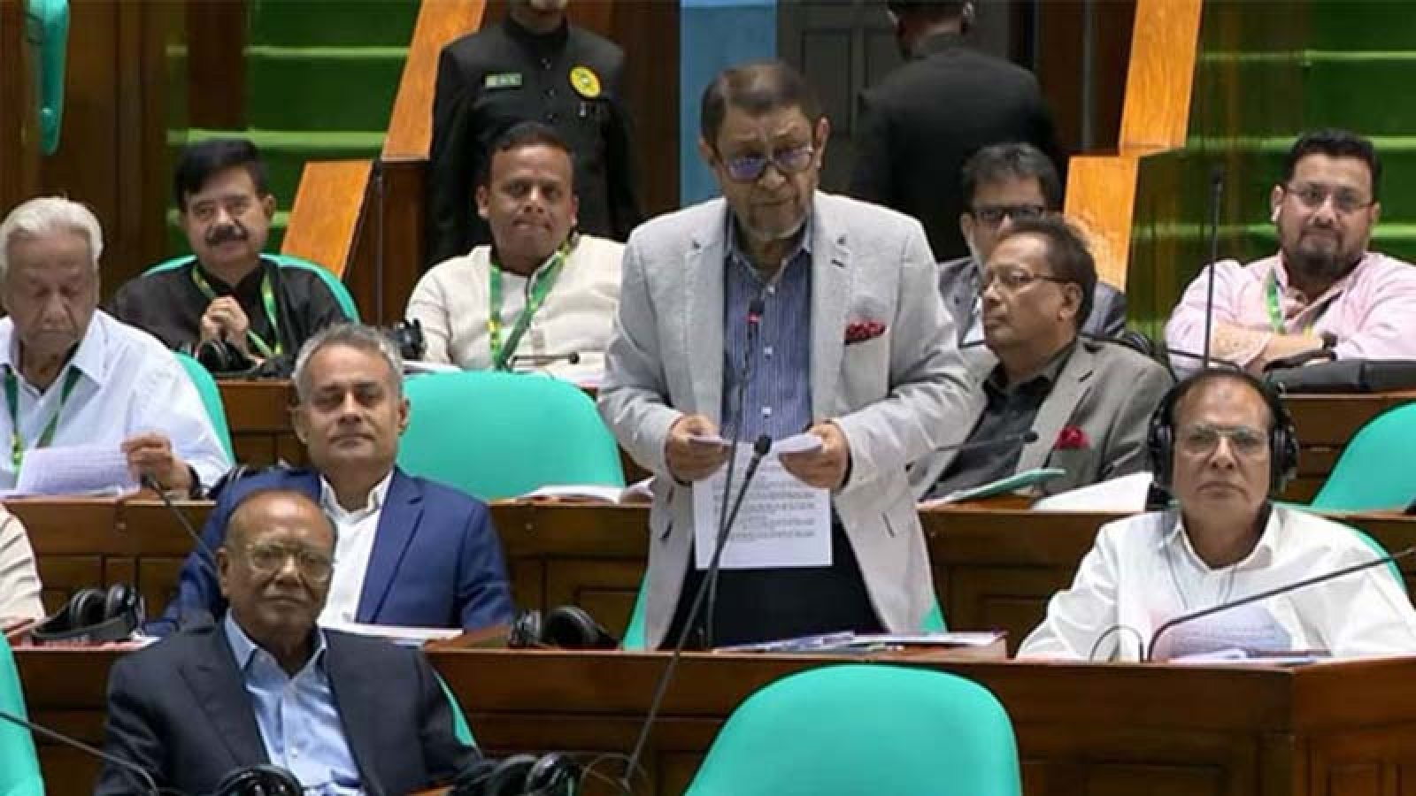 আশ্বিনে কুকুরে বেশি কামড়ালেও ভ্যাকসিনের অভাব হবে না: স্বাস্থ্যমন্ত্রী