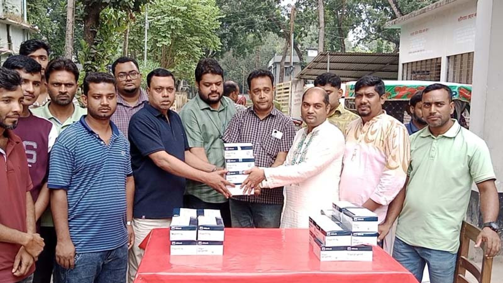 শিবগঞ্জে ড. সাইমুম পারভেজের উদ্যোগে ডেঙ্গু পরীক্ষার কিট প্রদান