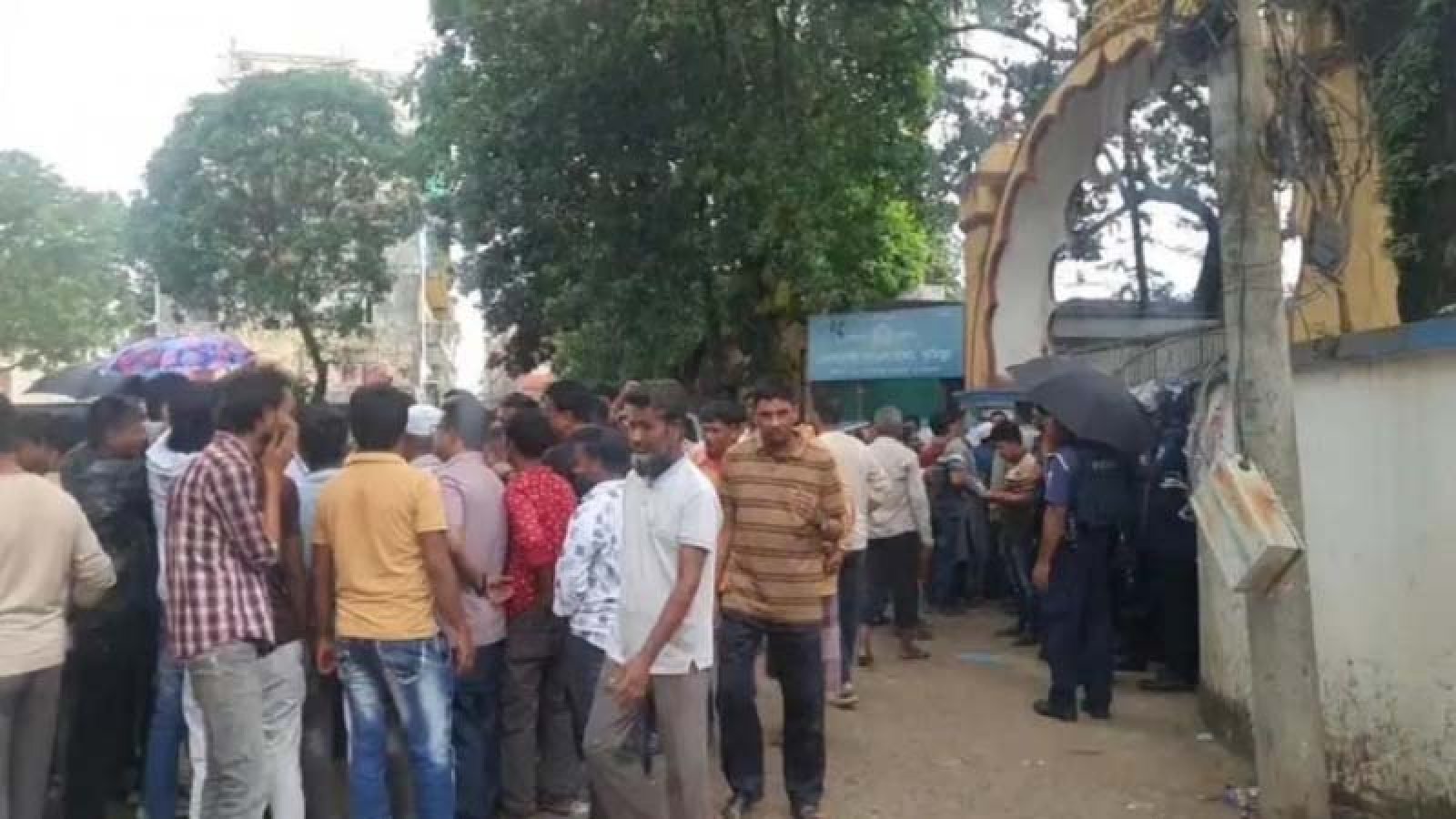 সিরাজগঞ্জে বিএনপি নেতার বিরুদ্ধে রাস্তার ইট তুলে নেওয়ার অভিযোগ