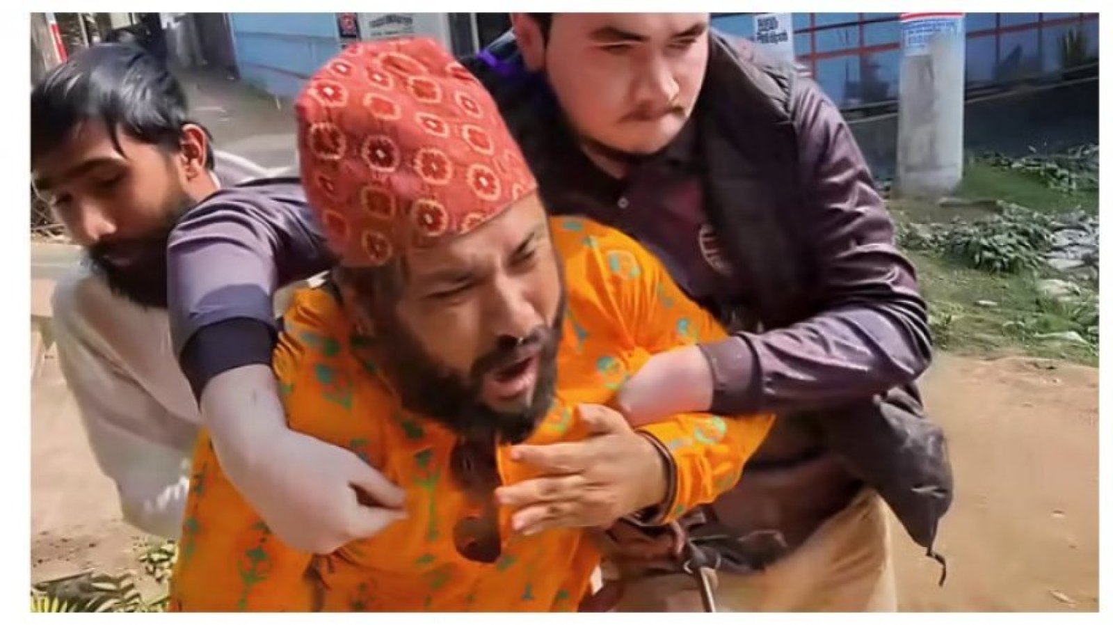 আওয়ামীপন্থি শিক্ষককে টেনেহিঁচড়ে প্রক্টর অফিসে নিলেন চাকসু নেতারা