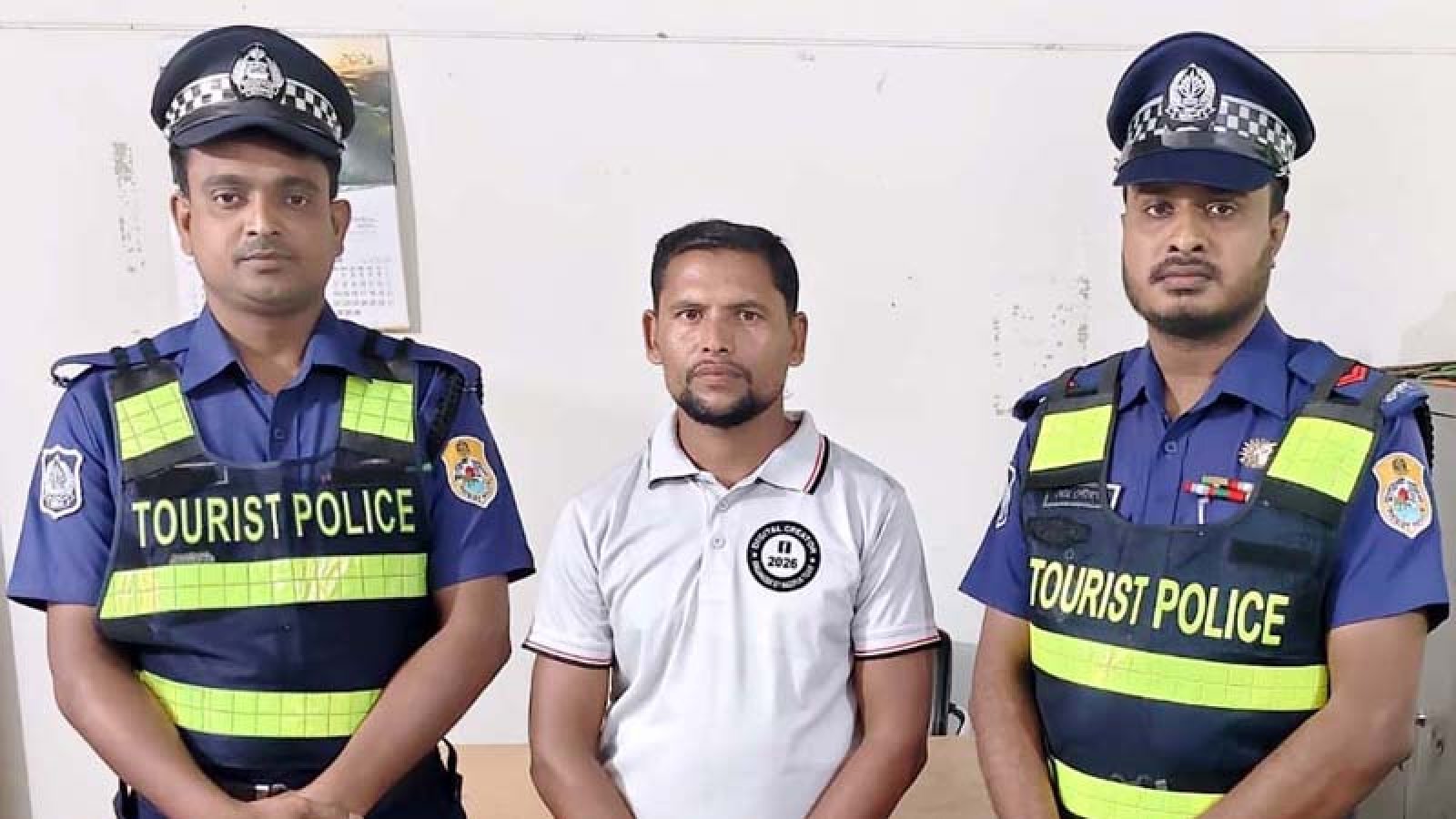 পাহাড়পুর বৌদ্ধবিহারে বিদেশি পর্যটকে উত্তপ্ত করে ভিডিও তৈরি করায় টিকটকার আটক