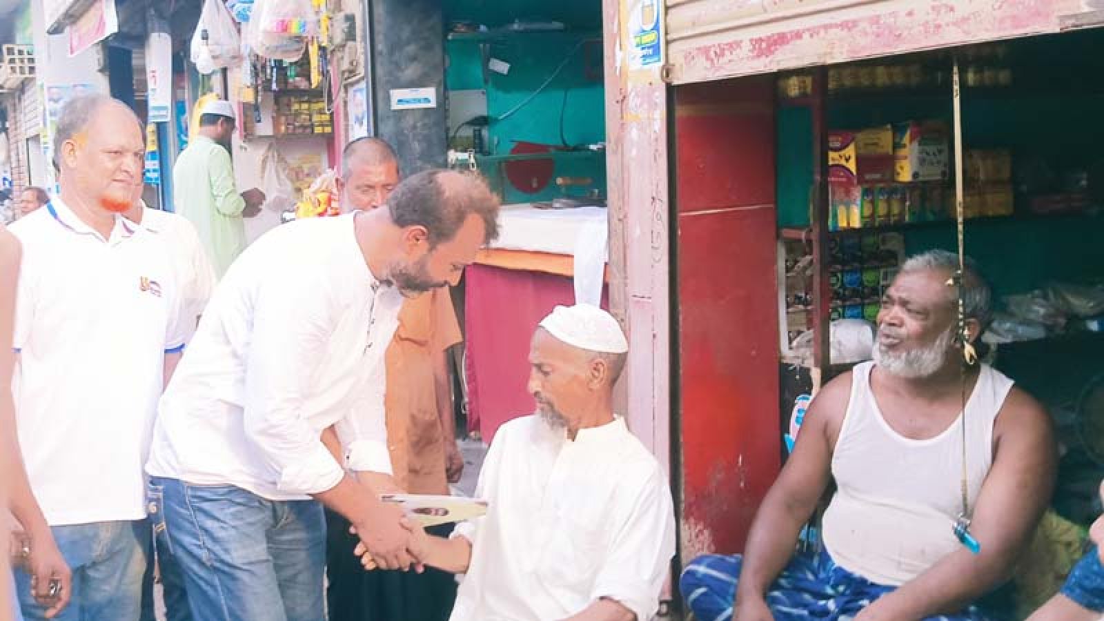 কেশরহাট বণিক সমিতির নির্বাচনে আনারস প্রতীকের প্রচারণা